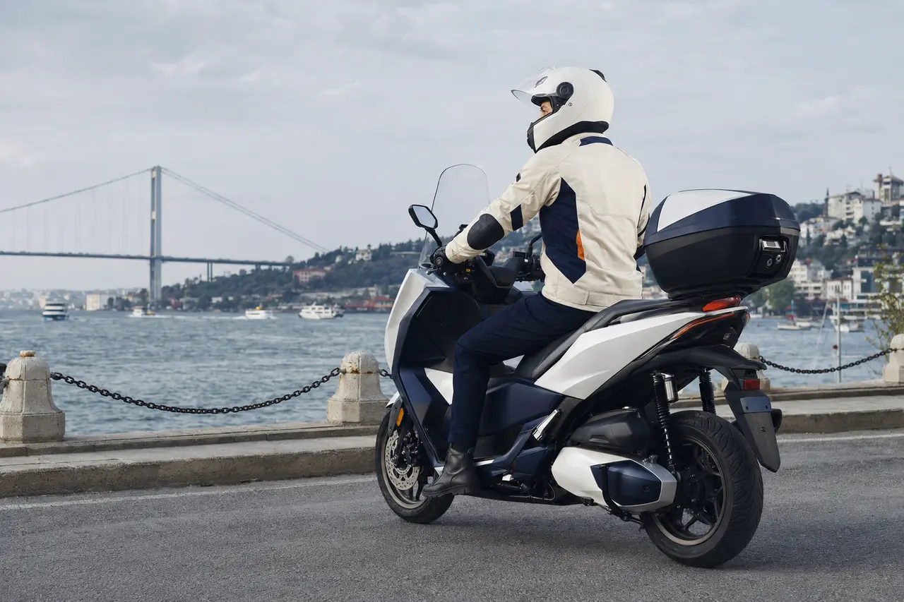 İstanbul Boğazı kıyısında profesyonel moto kurye